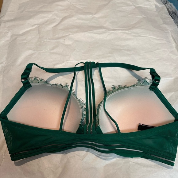 Victoria's Secret Emerald Green Push-Up Bra with Decorative Charm - Picture 3 of 9
